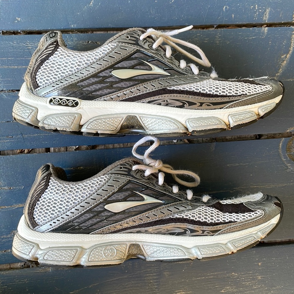 Brooks beast 4E Wide gray EUC size 10 running walk
